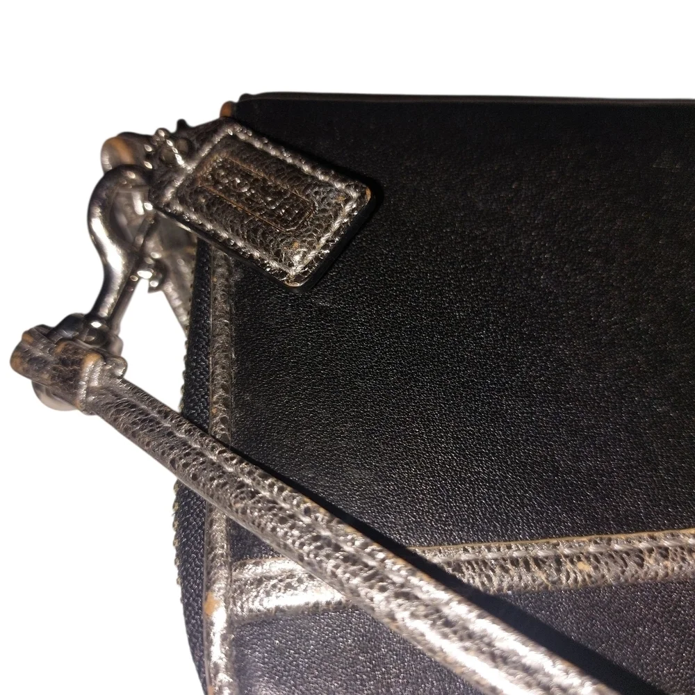 👜 Coach Black and Gold Poppy Clutch